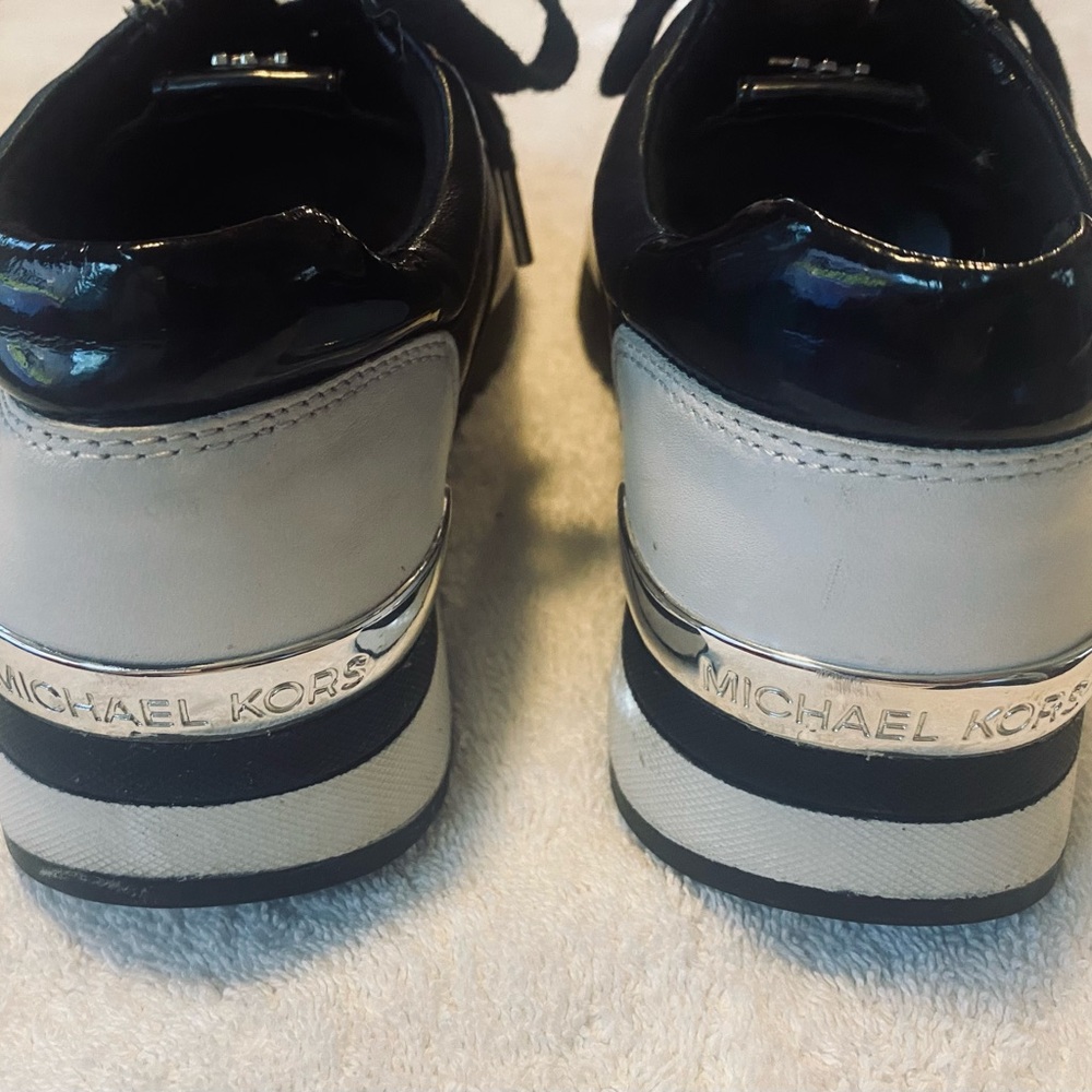 Almost Brand New Women’s Fine Leather Sneakers By MICHAEL KORS - box 4 - Picture 8 of 8